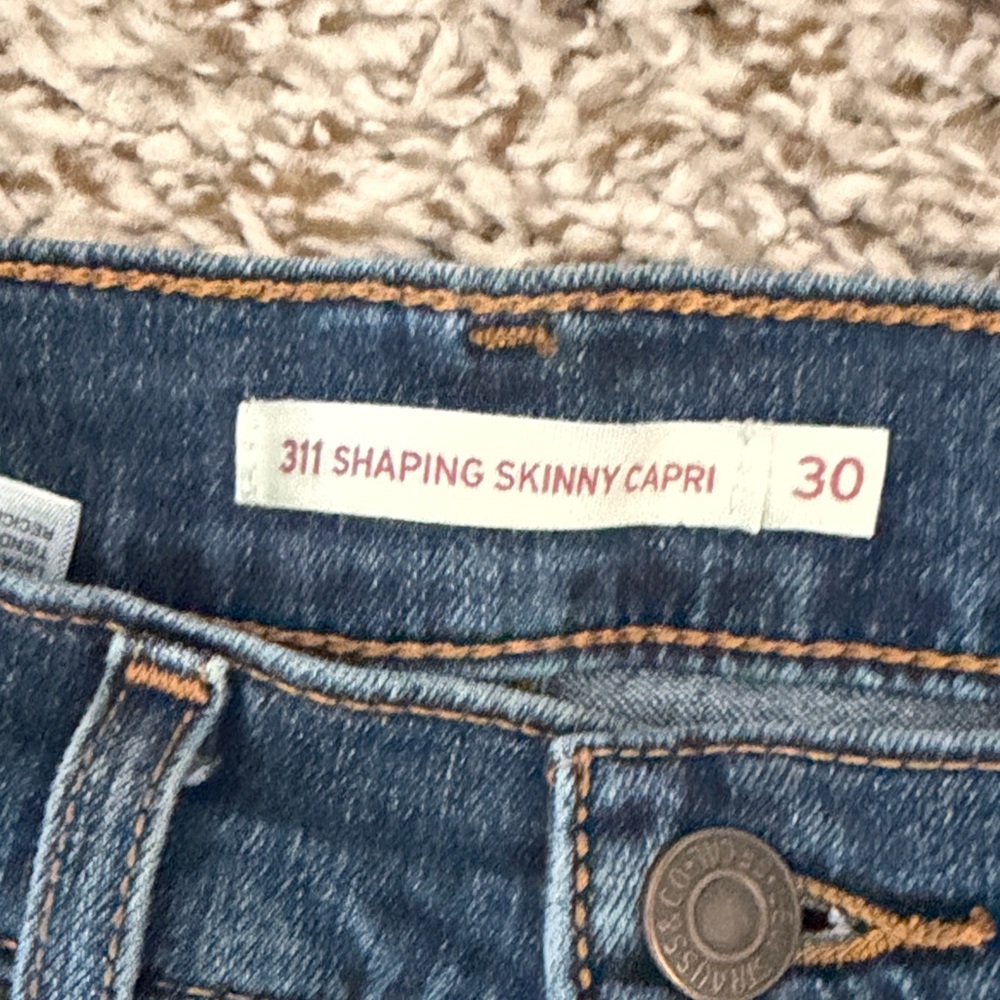 Levi's Women's Dark Indigo Denim Capris - Picture 2 of 4